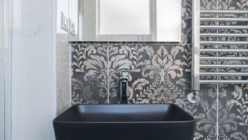 Douche, sĂšche-cheveux, bidet, serviettes fournies