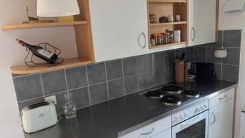 KĂŒhlschrank, Mikrowelle, Ofen, Herdplatte