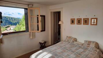 2 chambres, bureau, fer et planche Ă repasser, lit parapluie