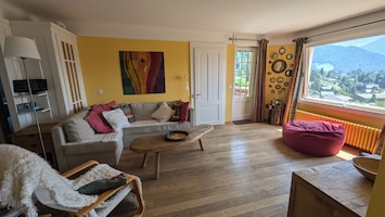 Salon lumineux avec magnifique vue et accĂšs Ă deux longs balcons (+divan-lit)