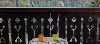 Bright, family-friendly apartment just outside Villars!