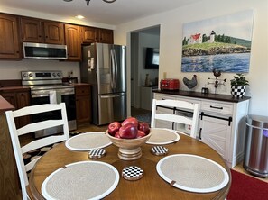 Coffee/tea maker, fridge, microwave, oven - WOODCREST COTTAGE - Town of Camden (Camden)