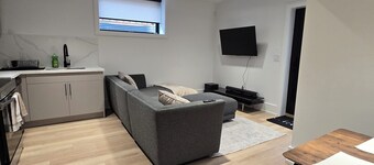 Private, Natural Light and High Ceiling Unit