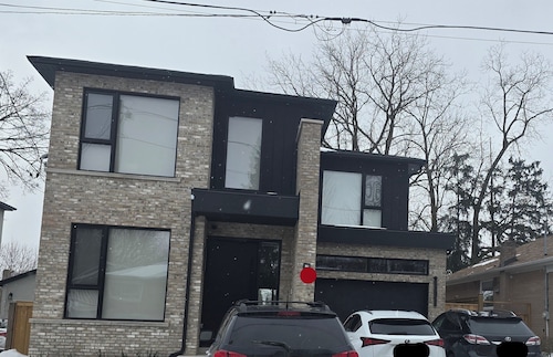 Private, Natural Light and High Ceiling Unit