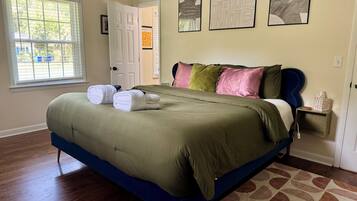 3 quartos, ferros/tábuas de passar roupa, berço de viagem