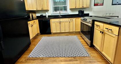 Bring your dog & boat! 🐾🌊 Close to downtown!