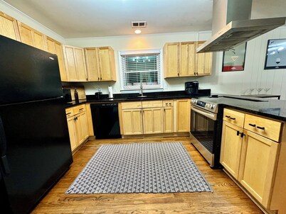 Bring your dog & boat! 🐾🌊 Close to downtown!