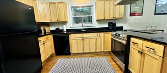 Bring your dog & boat! 🐾🌊 Close to downtown!