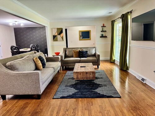 10min to Downtown, 20min to Folly Beach & Sullivans Island! ☀️🌴🦪🌊