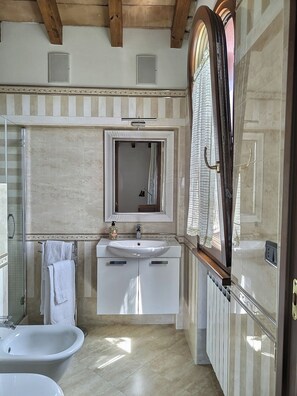 Shower, hair dryer, bidet, towels - The Fox In The Pine Forest (Vasto)