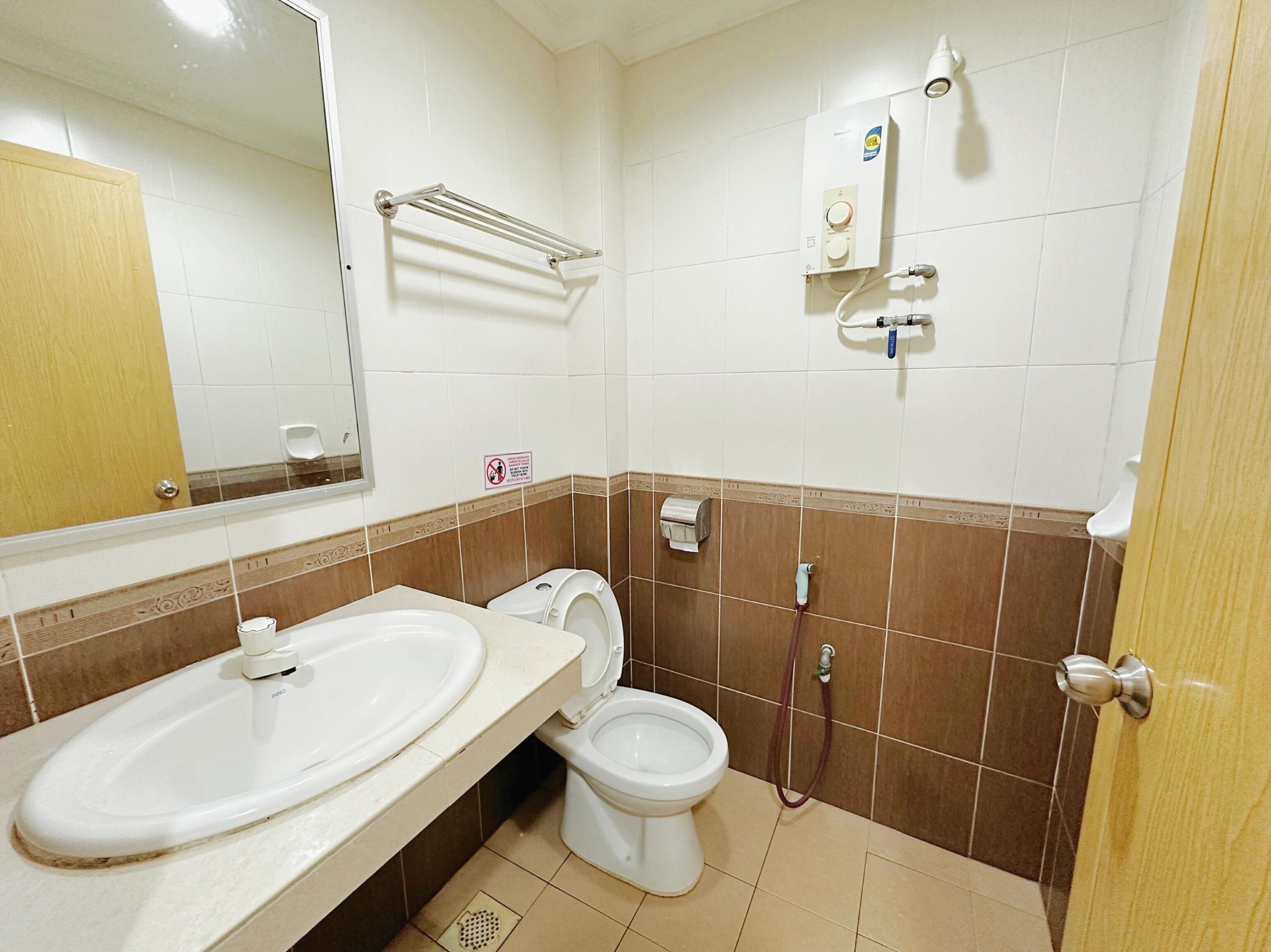 Un bagno con lavandino, WC e doccia.