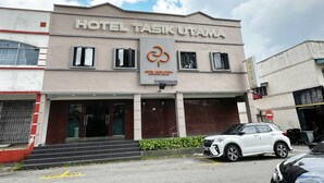Un edificio de hotel con un letrero que dice "HOTEL TASIKUTAMA".