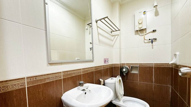Une salle de bain avec un lavabo, des toilettes et une douche.
