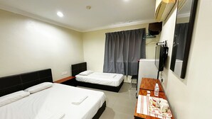 Una habitación de hotel con dos camas, un escritorio, un espejo y un televisor.