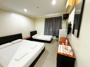 Deluxe Triple Room | Free WiFi, bed sheets - Hotel O Tasik Utama (Malacca City)