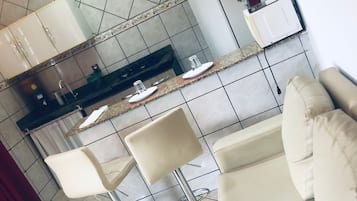 電冰箱、微波爐、攪拌器、鍋具/餐盤/廚房用品