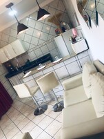 Frigorífico, microondas, licuadora y utensilios de cocina