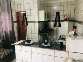 Refrigerador, microondas, licuadora, utensilios de cocina