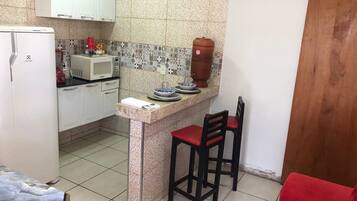 Apartamento conforto, vista para o pátio | Cozinha privada | Geladeira, micro-ondas, liquidificador