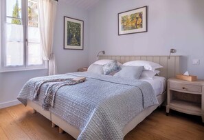 5 bedrooms, iron/ironing board, free WiFi, bed sheets