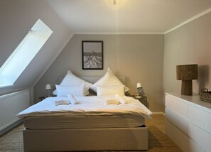 2 bedrooms, travel cot, WiFi, bed sheets