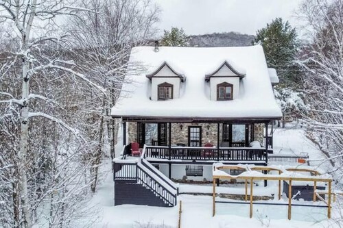 Designer Cottage with Hot Tub on Lake Paré