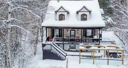 Designer Cottage with Hot Tub on Lake Paré