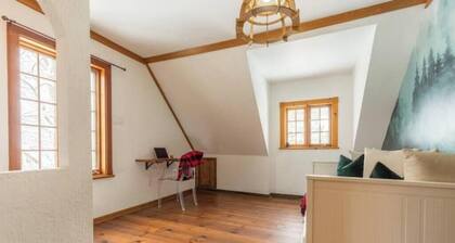 Designer Cottage with Hot Tub on Lake Paré
