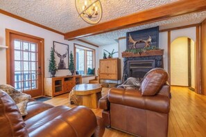Living area - Designer Cottage with Hot Tub on Lake Paré (Chertsey)