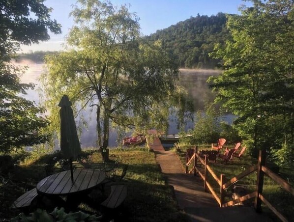 Outdoor dining - Designer Cottage with Hot Tub on Lake Paré (Chertsey)