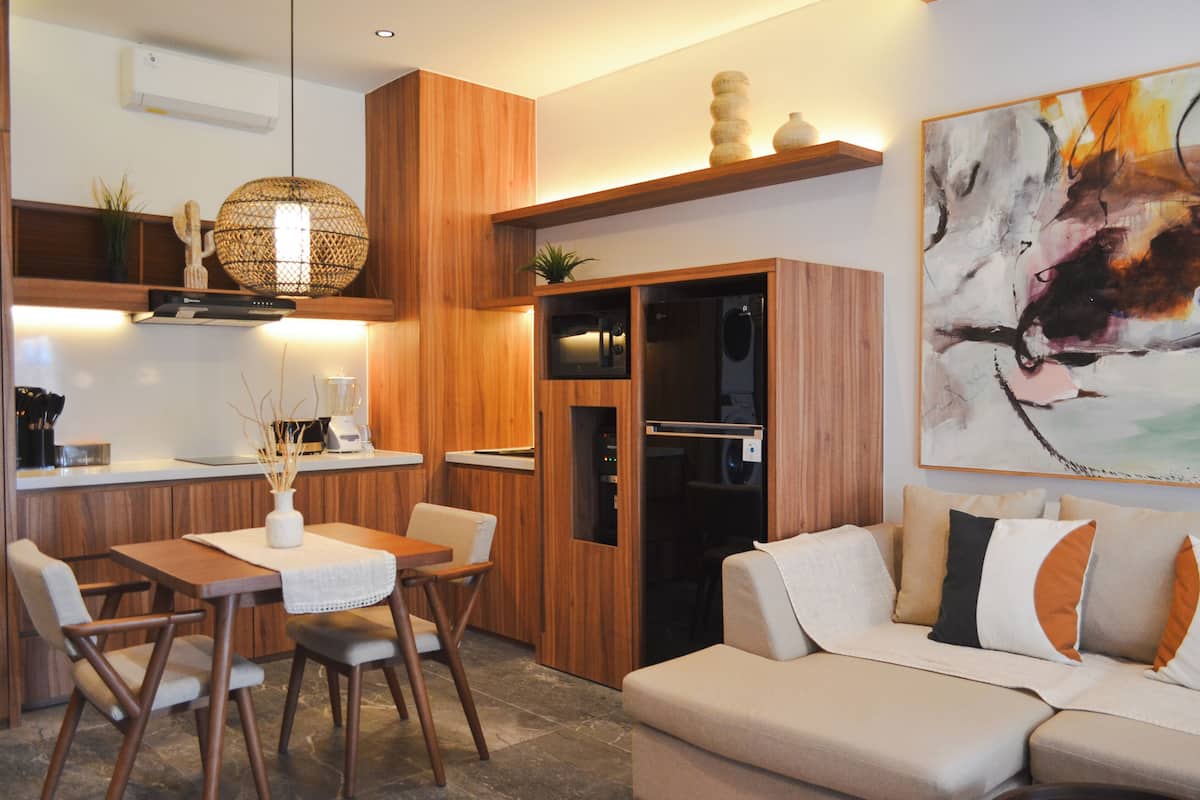 Comfort Studio, 1 King Bed, Kitchen | Private kitchen | Full-size fridge, microwave, stovetop, cookware/dishes/utensils