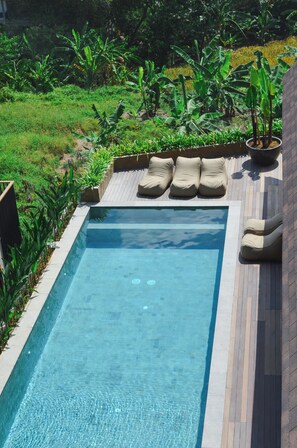 屋外プール、カバナ (無料)、サンラウンジャー