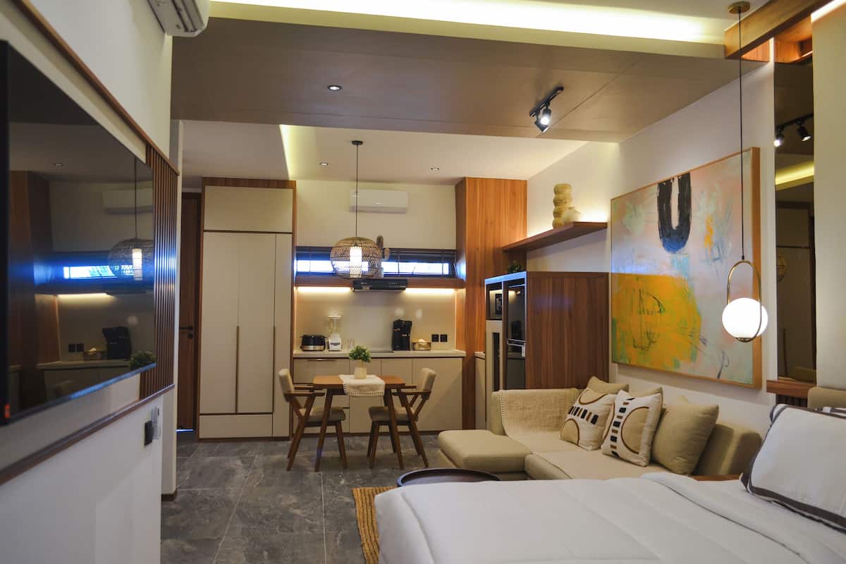 Comfort Studio, 2 Twin Beds, Kitchen | Living area | Smart TV