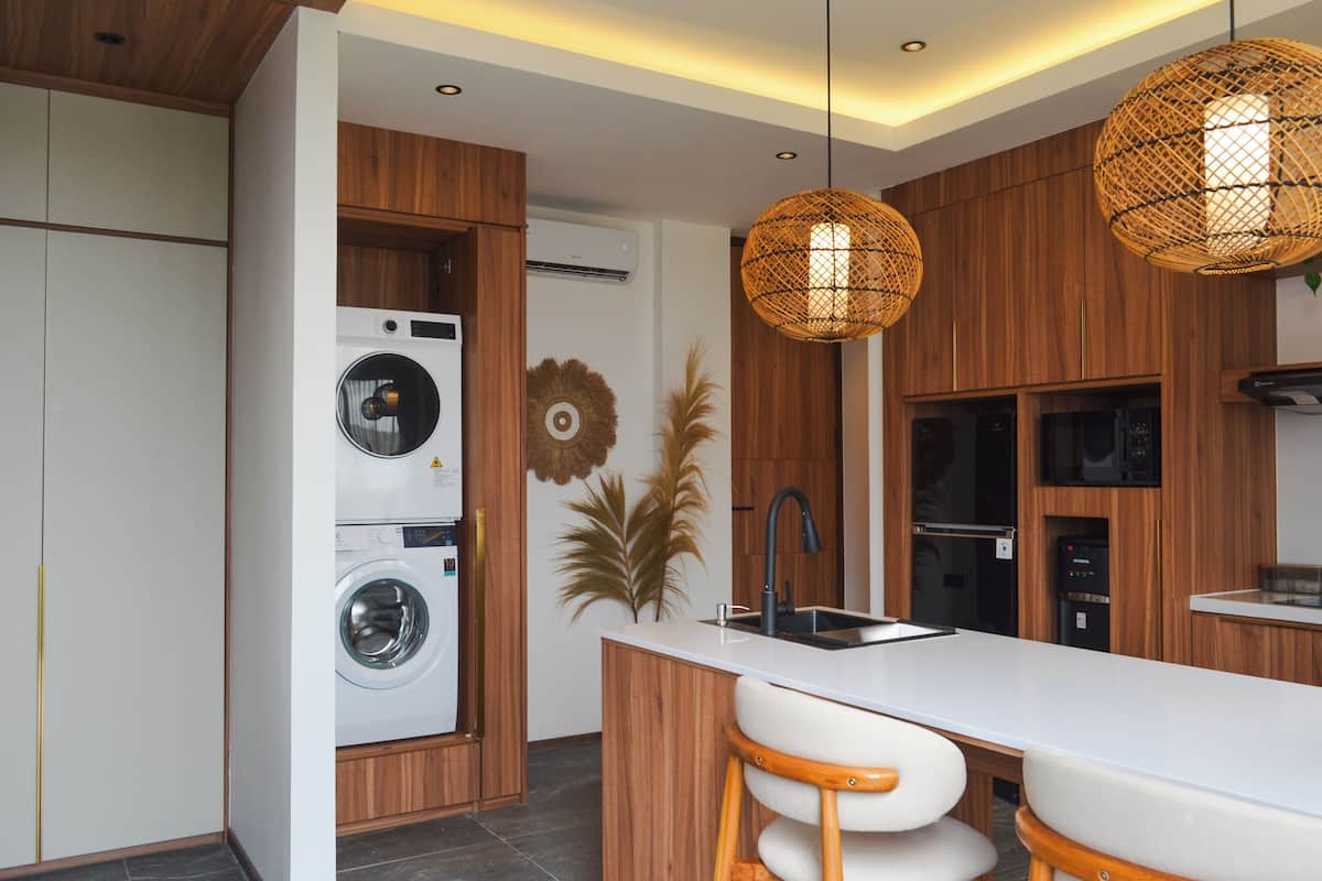 Full-size fridge, microwave, stovetop, cookware/dishes/utensils