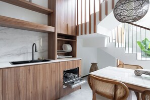 Full-size fridge, microwave, stovetop, cookware/dishes/utensils - KammOra Living and Villas - Bali Way (Canggu)