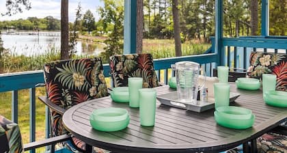 Waterfront Retreat- Relaxing Family Fun! King Bed, Private Dock great 4 Fishing!