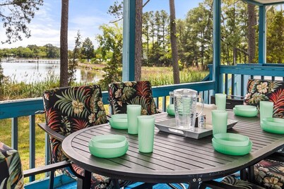 Waterfront Retreat- Relaxing Family Fun! King Bed, Private Dock great 4 Fishing!