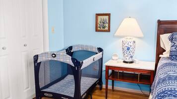 4 chambres, bureau, fer et planche à repasser, lit parapluie