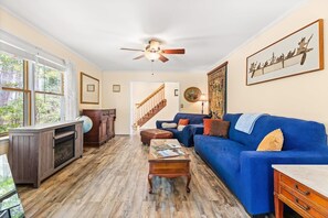 Smart TV, fireplace, ping pong, books