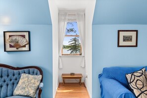 Smart TV, fireplace, ping pong, books