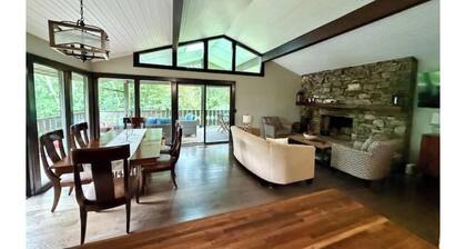 Family cottage with HOT TUB at the foot of a pond