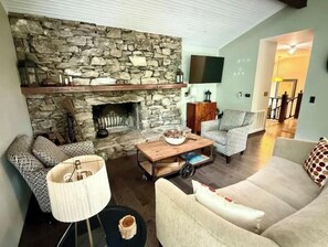 Fireplace, foosball - Family cottage with HOT TUB at the foot of a pond (Chertsey)