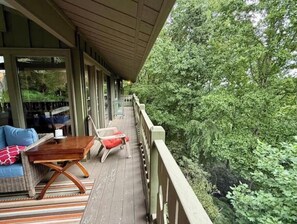 Property grounds - Family cottage with HOT TUB at the foot of a pond (Chertsey)