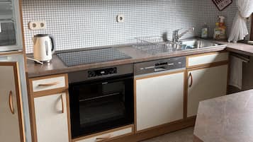 Refrigerador, horno, parrilla de estufa y lavavajillas