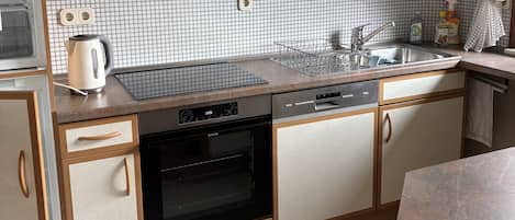 Refrigerador, horno, placa de cocina, lavavajillas