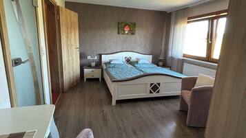 2 bedrooms, in-room safe, WiFi, bed sheets