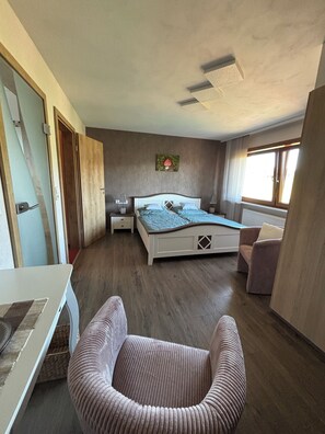 2 bedrooms, in-room safe, WiFi, bed sheets