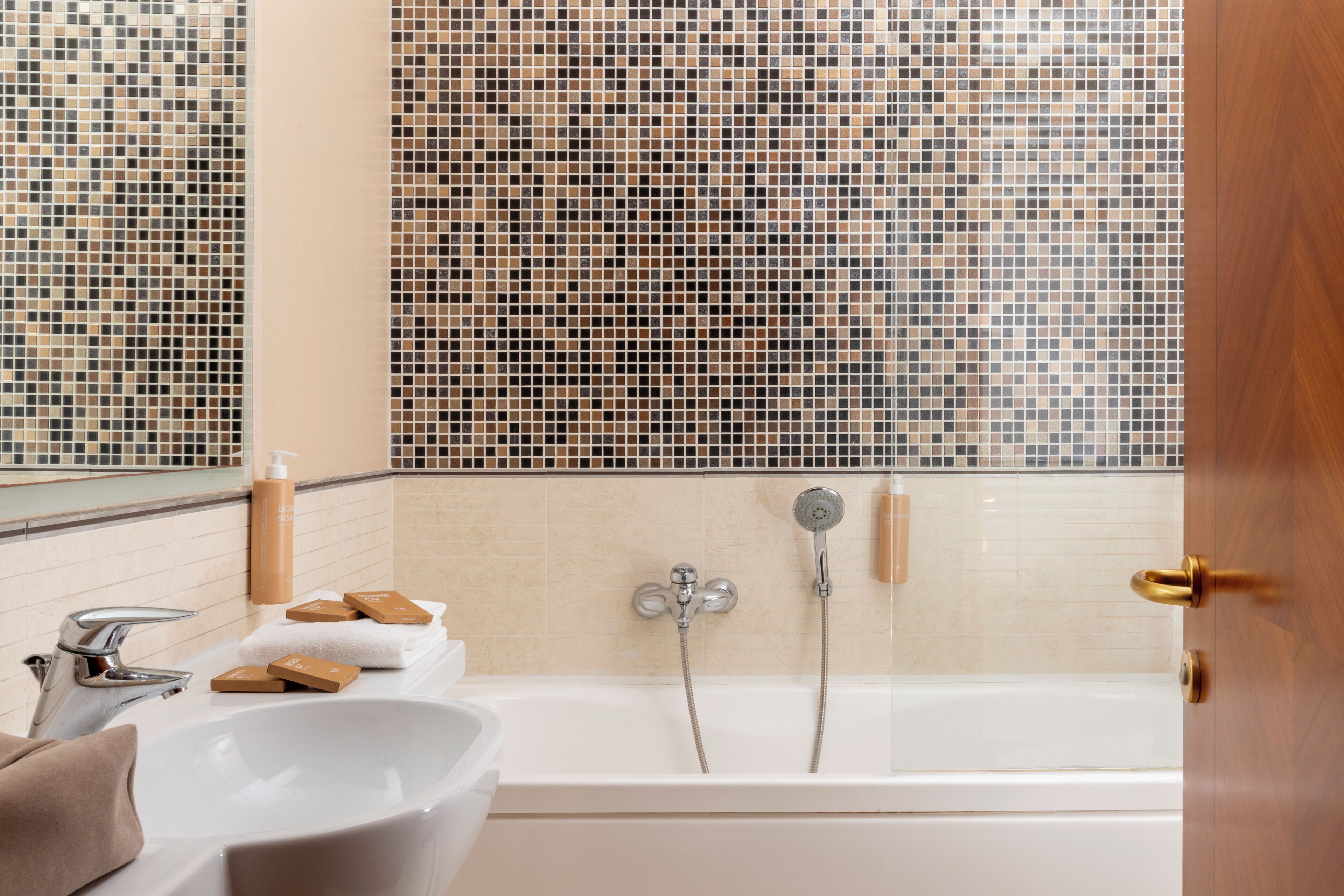 Superior Double or Twin Room | Bathroom