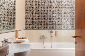 Quarto casal ou duplo superior | Banheiro | Secador de cabelo, bidê, toalhas de banho, sabonete