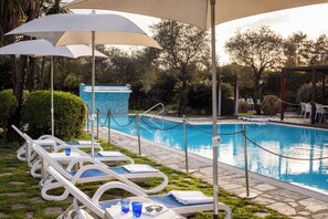 Una piscina al aire libre de temporada (de 10:00 a 18:00), sombrillas